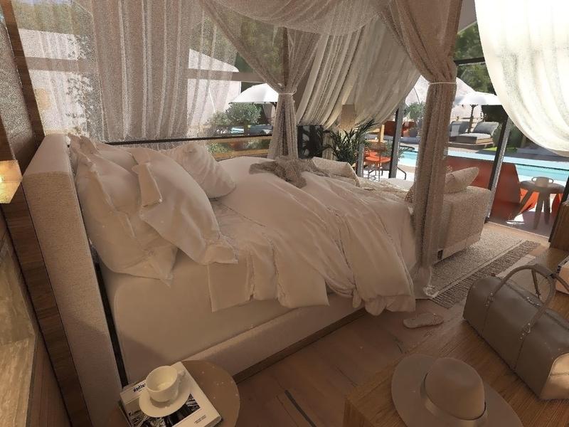 Pohodlná postel s bílým povlečením, balkon s výhledem na bazén a posezení v pozadí.