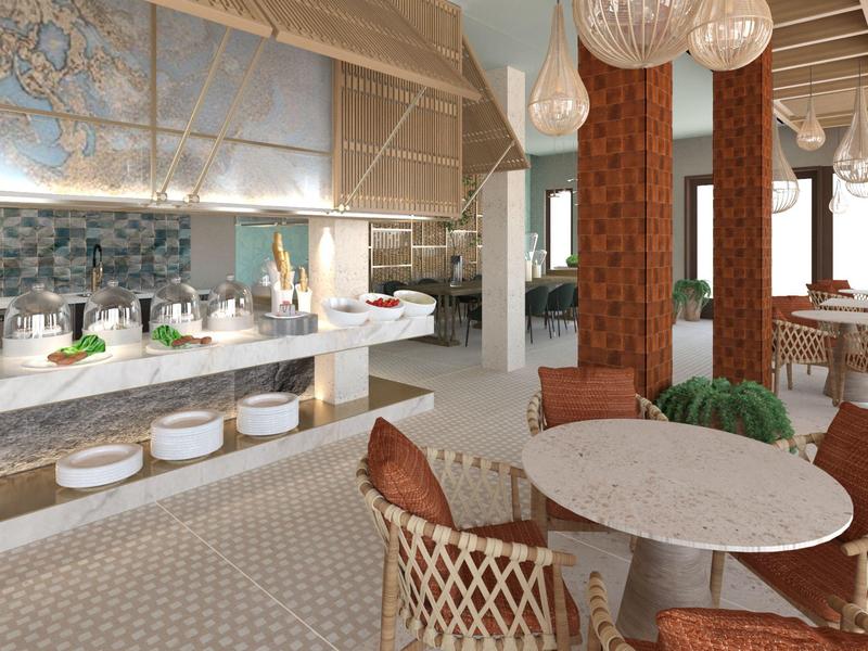 Světelná restaurace s moderními mramorovými stolky, proutěnými židlemi a dekorativními sloupy.