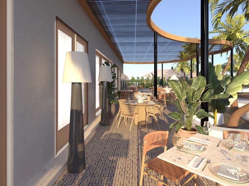 Zastřešená terasa s jídelními stoly, židlemi a rostlinami v moderním, slunném hotelovém prostředí.