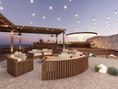 Moderne buitenlounge met stijlvolle zitplaatsen en avondverlichting bij een hotel.