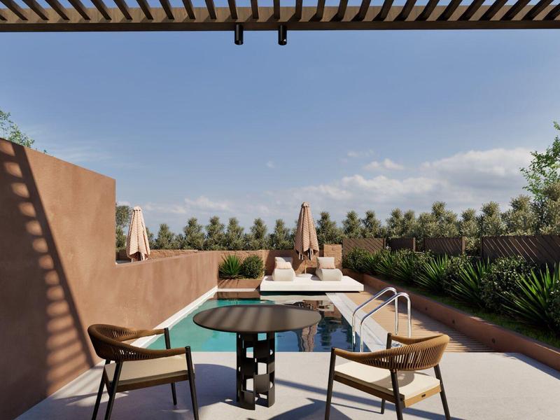 Terraza con pérgola, mesa, sillas y piscina con vista a palmeras y cielo azul