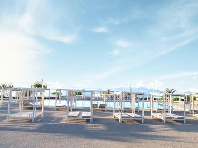 Leerer Hotelpoolbereich mit Liegen und Pavillons unter klarem Himmel.