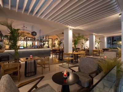 Modern eingerichtete Hotellounge mit gemütlichen Sitzbereichen und indirekter Beleuchtung.