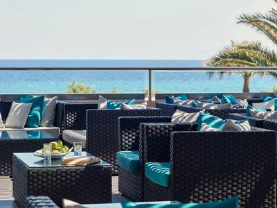 Terrazza con mobili in rattan e vista mare