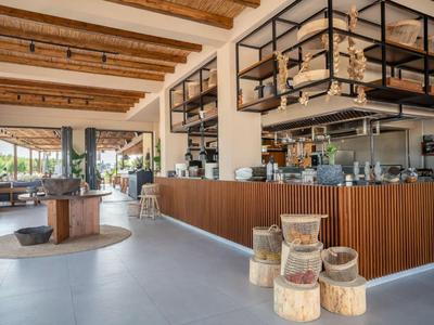 Moderne Hotellobby mit Holzakzenten, gemütlicher Sitzecke und großzügigem Empfangstresen.