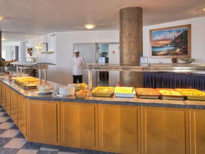 Buffet mit verschiedenen Speisen in einem Hotelfoyer mit Marmorfußboden und Säule