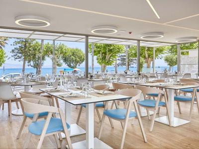 Modernes Restaurant mit großen Fenstern und Blick auf das Meer und Bäume