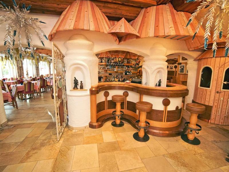 Area bar con paralumi di forma insolita e atmosfera accogliente in un hotel.