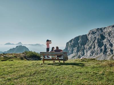 Para na ławce podziwia widok gór w słonecznej pogodzie podczas wakacji.