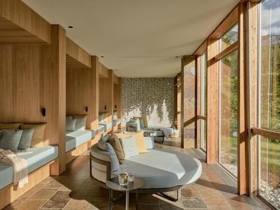Gemütlicher Lounge-Bereich mit großen Fenstern und Holzelementen im Hotel.