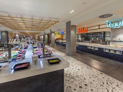 Modern hotelbuffet met diverse salades en vegetarische gerechten in een lichte, ruime omgeving.