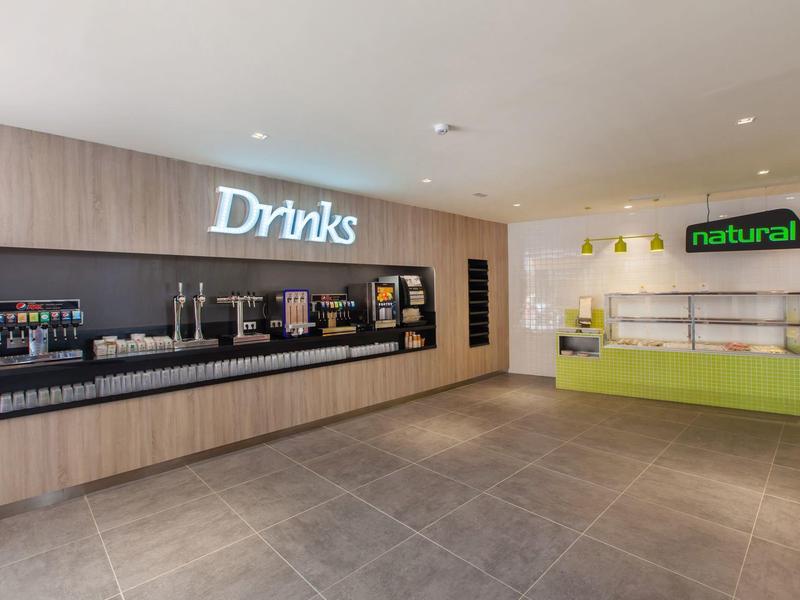 Moderní samoobslužný nápojový kout a salátový bar v hotelu.