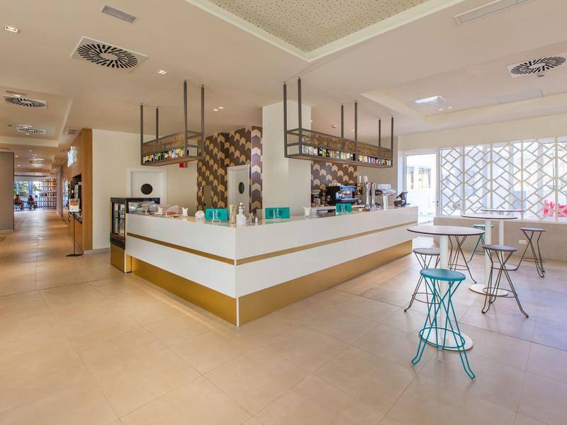 Lichte, moderne hotelreceptie met balie en zitgelegenheid.