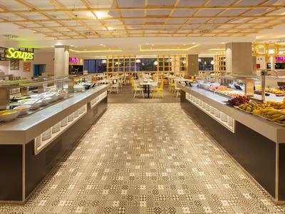 Modern buffetrestaurant met lange toonbanken en lichte sfeer.