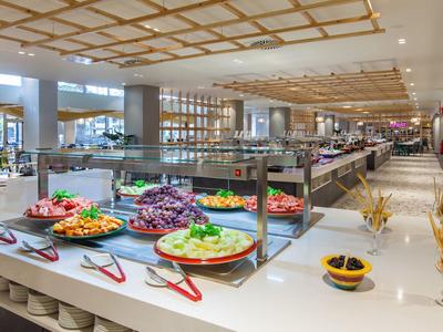 Buffet con frutta fresca e insalate in un ristorante d'hotel luminoso e moderno.