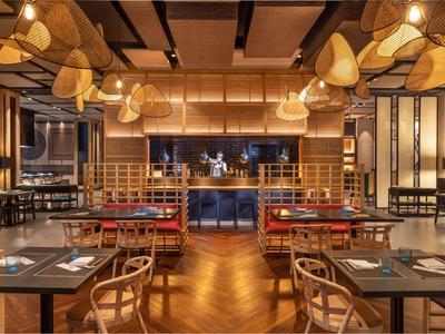 Restaurante elegante con muebles de madera modernos y iluminación cálida.