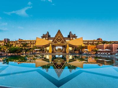 Hôtel de luxe avec architecture unique et grande piscine sous ciel bleu