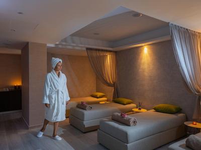 Gemütlicher Wellnessraum mit zwei Liegen, sanftem Licht und ruhiger Atmosphäre.