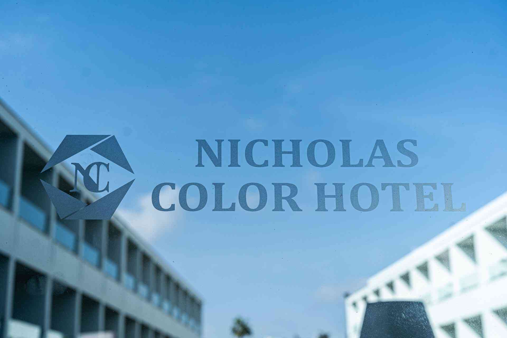 Hotelgebäude mit klarem blauen Himmel im Hintergrund, minimalistische Architektur in Weiß und Grau.