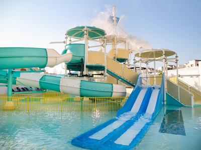 Bunte Wasserrutschen, die in ein Schwimmbecken in einem Wasserpark führen.