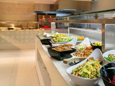 Buffet mit verschiedenen Salaten und warmen Speisen in einem Hotelrestaurant.