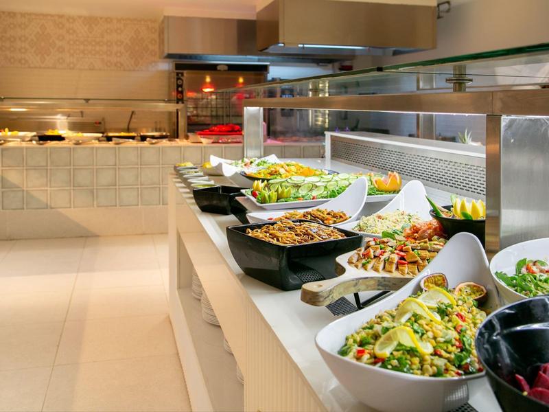 Buffet mit verschiedenen Salaten und warmen Speisen in einem Hotelrestaurant.