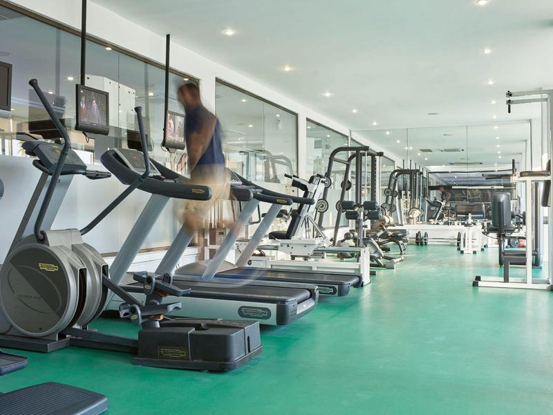 Moderne Fitnessstudio mit Laufbändern und Geräten in einem Hotel