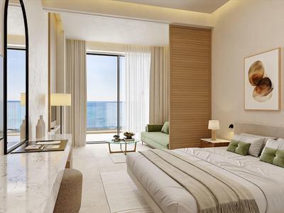 Lichte kamer met tweepersoonsbed, balkon en uitzicht op zee, modern en gezellig ingericht.