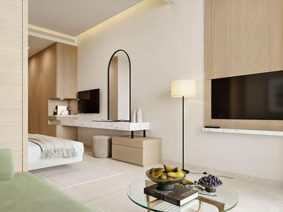 Moderne hotelkamer met bed, flatscreen-tv, glazen salontafel en unieke spiegel.