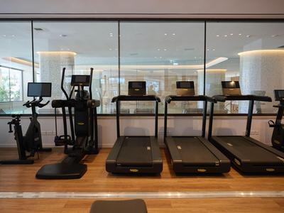 Palestra moderna con tapis roulant e attrezzi da allenamento in un hotel.