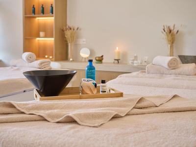 Accogliente stanza per massaggi con luce calda e accessori rilassanti.