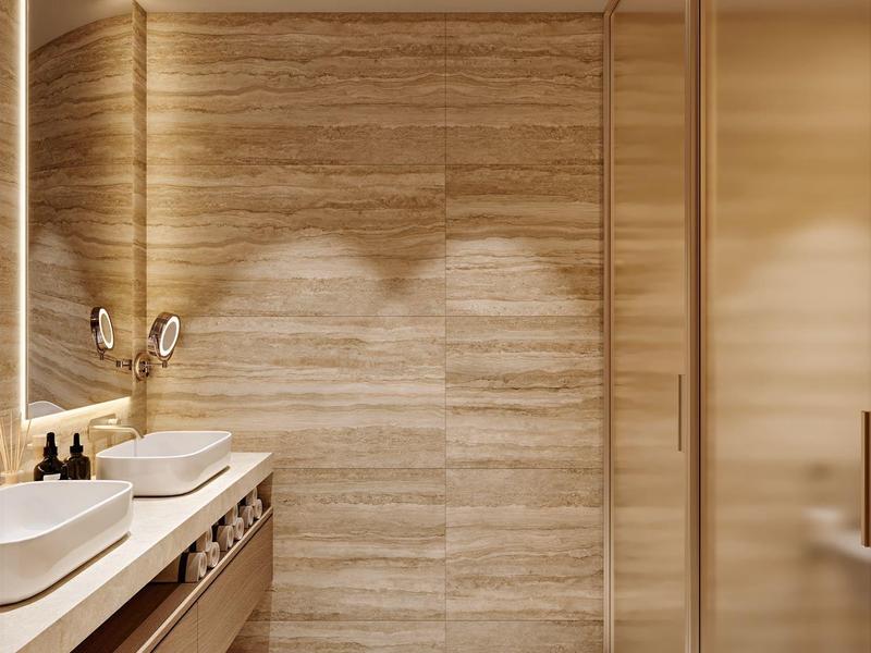 Moderne badkamer met houten bekleding, twee wastafels en een grote spiegel.