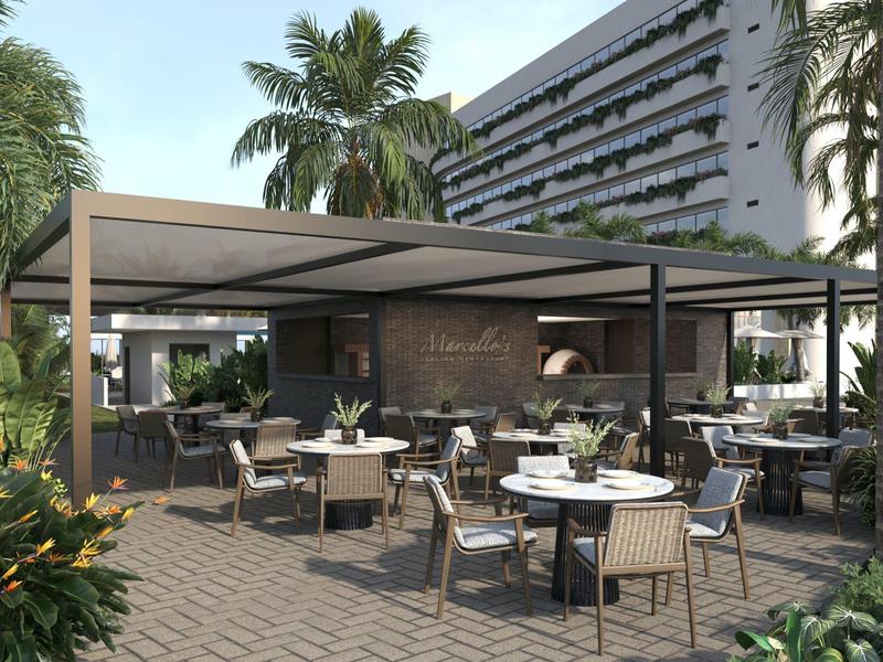 Moderne buitenruimte met tafels en stoelen voor een hotel met palmbomen.