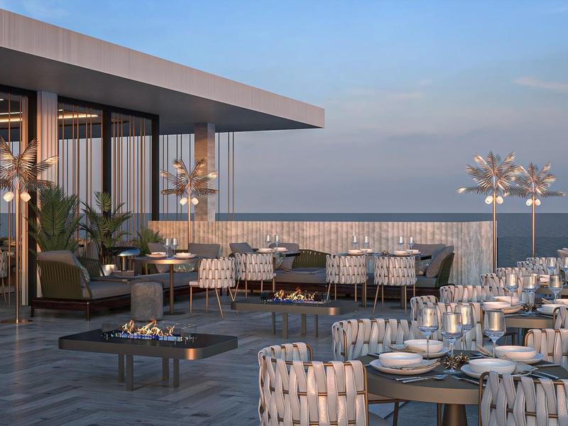 Moderne Dachterrasse mit stilvollen Tischen, Stühlen und einzigartigen Lampen bei Sonnenuntergang.