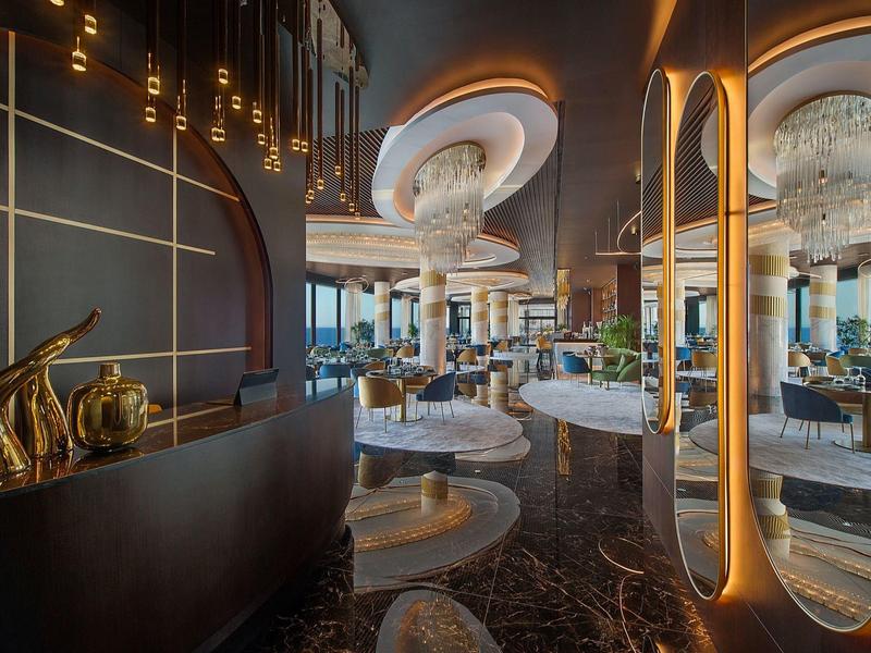 Luxuriöses Hotellobby-Interieur mit elegantem Kronleuchter und glänzendem Marmorboden.