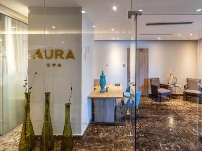 Entrée moderne du spa avec parois en verre et sièges élégants.