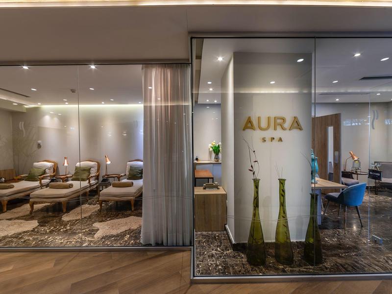 Espace spa moderne avec plusieurs lits, lumière chaude et décoration dans l'hôtel.