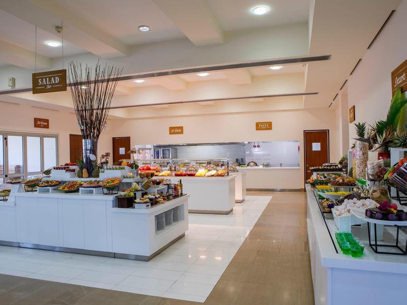 Buffetbereich mit verschiedenen Speisen in einem modernen Hotelrestaurant.