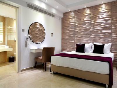 Moderndes Schlafzimmer mit braunem Bett, schwarzer Dekoration und wellenförmiger Wandgestaltung.