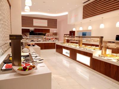 Modern ontbijtbuffet met diverse gerechten in een stijlvol hotelrestaurant.