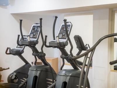 Moderne Ellipsentrainer in einem gut beleuchteten Fitnessraum eines Hotels.