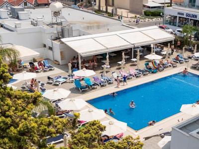 Hotelpoolbereich mit Sonnenschirmen und Liegestühlen, Gäste entspannen und schwimmen.