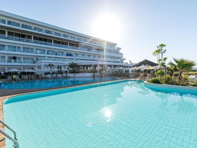 Hotel con grande piscina all'aperto sotto cielo limpido e tempo soleggiato