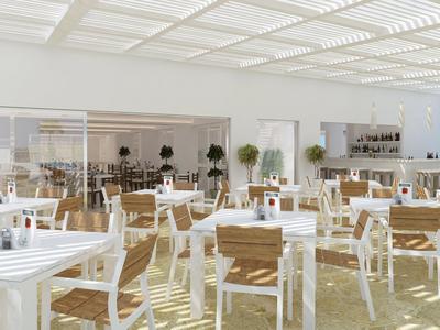 Lichte terras met witte en houtkleurige stoelen en tafels onder een lamellen dak.