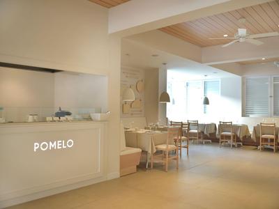 Světlá a prostorná hotelová hala s recepcí a posezením