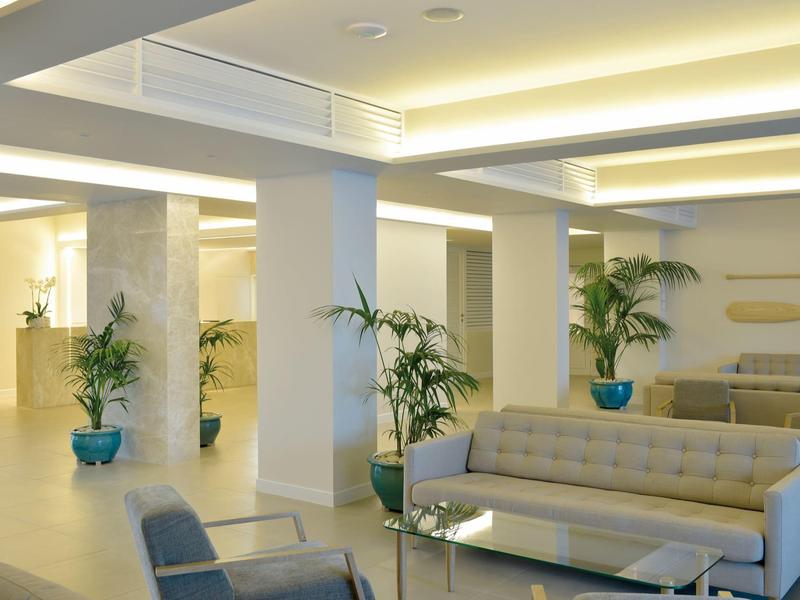 Lichte hotellobby met moderne banken, planten en zachte verlichting