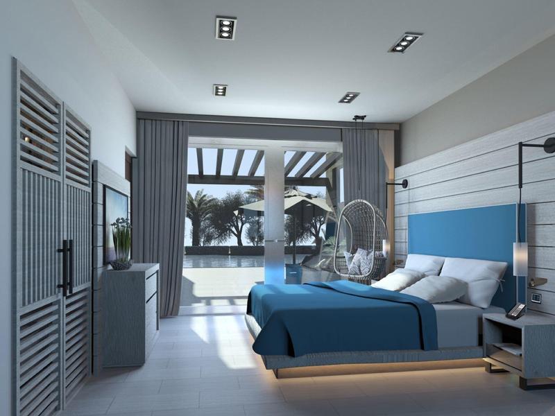 Modernes Schlafzimmer mit blauem Bett, großen Fenstern und Blick auf Palmen und Meer.