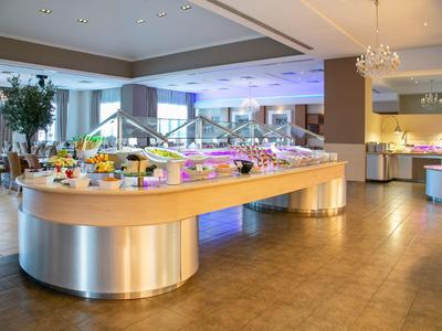 Area buffet luminosa in ristorante con vari piatti e arredamento moderno