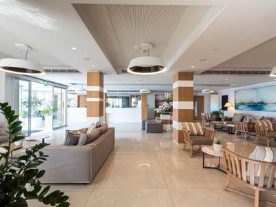 Moderne Hotellobby mit bequemen Sesseln, Sofas und eleganten Beleuchtungskörpern.