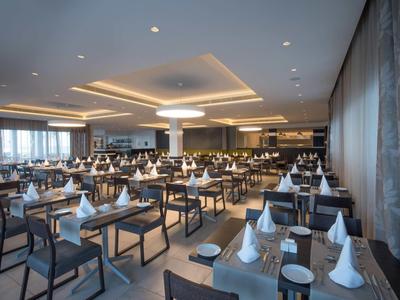 Modernes Restaurant mit elegant gedeckten Tischen und stimmungsvoller Beleuchtung.